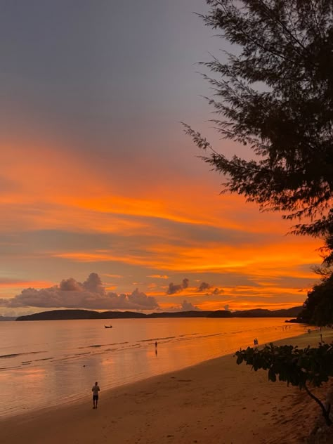 Sunset, beautiful sunset, amazing sunset, purple skies, pink skies Thailand Beaches Aesthetic, Sunset In Thailand, Summer In Thailand Aesthetic, Thailand Beach Aesthetic, Krabi Aesthetic, Krabi Thailand Photography, Phuket Thailand Aesthetic, Bangkok Beach, Phuket Thailand Beach