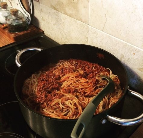 Cooking Spaghetti Aesthetic, Speggetti Aesthetic, Pasta Bolognese Aesthetic, Spagetti Bolognese Aesthetic, Spaghetti Bolognese Aesthetic, Bolognese Aesthetic, Andrea Aesthetic, Spaghetti Aesthetic, Cheesy Spaghetti