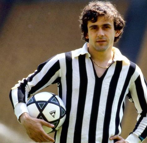 Michel Platini, Classic Football, National Stadium, Champions League Final, Juventus Fc, Football Stadiums, Retro Football, Soccer Balls, Gaming Shirt