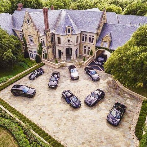 Love the motor court - Porte Cochere Millionaire Mansion, Friends Trip, Luxury Boat, A Mansion, Mega Mansions, Modern Mansion, Millionaire Lifestyle, House Goals, Luxury Life