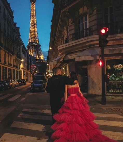 Prom Dresses Strapless, Paris Couple, Red Ruffle Dress, Strapless Prom Dresses, Women's Evening Dresses, Prom Night, Pre Wedding Photoshoot, Photo Styling, Photoshoot Inspiration