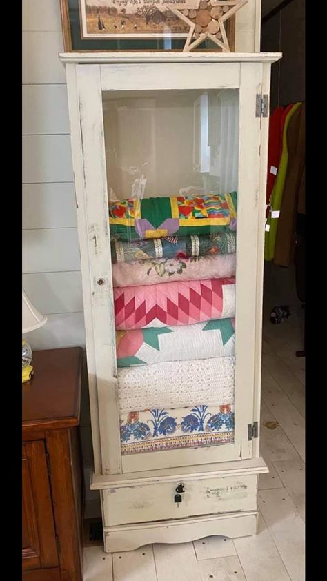 Gun cabinet turned quilt cabinet Quilt Cabinet, Refurbished Furniture Diy, Furniture Remodeling, Quilt Display, Furniture Fix, Sewing Furniture, Prim Decor, Furniture Update, Old Cabinets