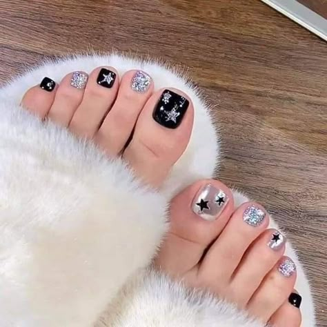 Pedicure Ideas Black, Foot Nails Design, Beach Toe Nails, Foot Nail Art, Easy Toe Nail Designs, Simple Toe Nails, Feet Nail Design, Feather Nails, Summer Pedicure