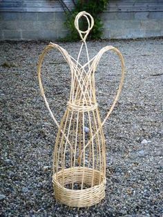 willow weaving angels | Christmas willow angel sculpture from www.wayswithwillow ... Twig Furniture, Willow Garden, Angels Christmas, Willow Basket, Twig Art, Willow Weaving, Angel Sculpture, Weaving Designs, Christmas Baskets