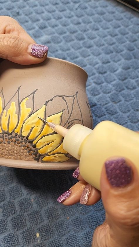 Amy Ruvolo on Instagram: “Sunflower painting💛 #paintingvideo #sunflower #sunflowermug #cone6 #handpaintedpottery #pottery #paintingpottery #howipaint #potteryreel…” Pottery Painting Ideas Easy, Flower Vase Art, Vase Drawing, Ceramic Cafe, Pottery Plant Pot, Diy Pottery Painting, Mug Crafts, Easy Handmade, Paint Your Own Pottery