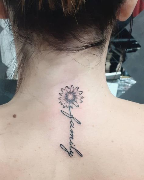 Back of the neck black and grey daisy tattoo with stem forming cursive script ‘family’ Flower With Family Stem Tattoo, Gerbera Daisy Tattoo Black And White, Daisy Tattoo With Name In Stem, Daisy Tattoo Back, Daisy Tattoo With Name, Gerbera Daisy Tattoo, White Daisy Tattoo, Daisy Tattoo Meaning, Tattoo Back Of Neck