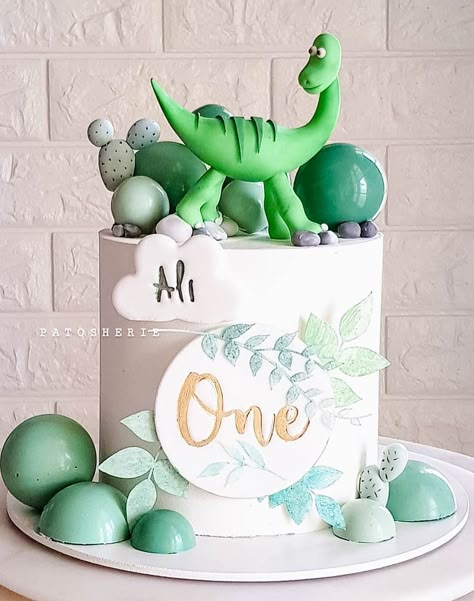 15 Dinosaur Cake Ideas Kids Will Love - Find Your Cake Inspiration The Good Dinosaur Cake, Gateau Baby Shower Garcon, Dinosaur Cake Ideas, Dino Birthday Cake, Dinosaur Birthday Cake, Dinosaur Cakes, Dino Theme, Dino Cake, Dinosaur Birthday Cakes