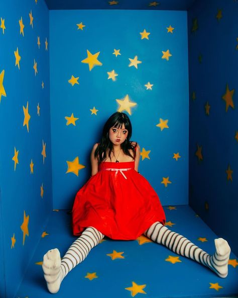 Kidcore Photoshoot, Refrence Photoshoot, Clown Pose Reference, Playful Pose Reference, Poses Reference Photo, Quirky Poses, Funky Poses, Clown Photoshoot, Weird Poses