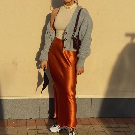 Satin Long Skirt For Fall, Fall Outfits Orange, Orange Satin Midi Skirt Outfit, Maxi Satin Skirt Street Style, Purple Satin Midi Skirt Outfit, Orange Skirt Street Style, Modesty Outfits, Modest Fashion Outfits, Fashion Fits