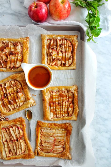 Hungry Paprikas, Weekend Lunch, Apple Puff Pastry, Easy Puff, Hand Pie Recipes, Apple Hand Pies, Easy Puff Pastry, Recipes With Few Ingredients, Apple Dessert Recipes