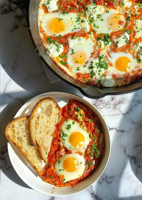 Traditional Shakshuka Recipe, Chorizo And Eggs, Shakshuka Recipes, Healthy Woman, Low Carbs, Bulgogi, Paleo Breakfast, Greens Recipe, Refried Beans