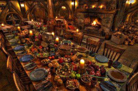 Feast at The Green Dragon Hobbit Wedding, Hobbit Party, Casa Hobbit, Medieval Party, Second Breakfast, Food Fantasy, Hobbit Hole, Movie Set, Hobbit House