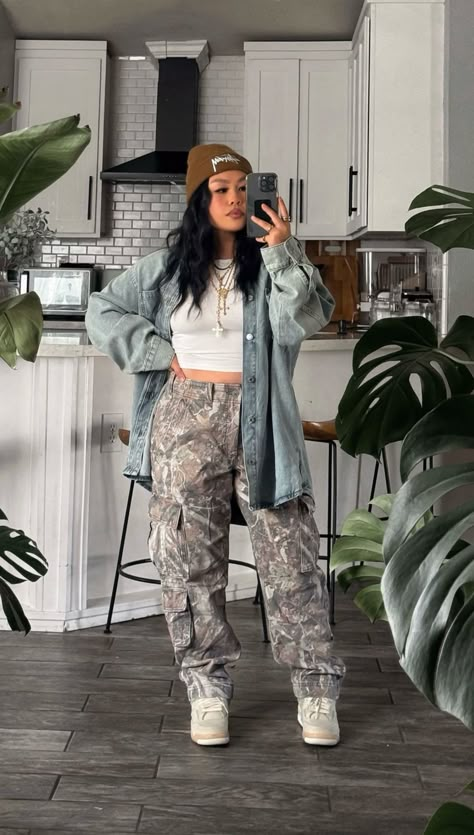 Camo Pants Outfit With Boots, Hunter Cargo Pants Outfit, Woman Camo Pants Outfits, Camo Pants Black Shirt Outfit, Girly Street Wear Outfits, Trendy Camo Outfits, Camo Tree Pants Outfit, Muscle Mommy Outfits Casual, Real Camo Pants Outfit