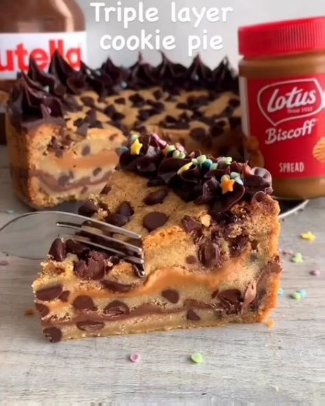 Tasty Bay on Instagram: "Triple layer cookie pie 😍 This is the ultimate cookie cake 🎂 Three layers of soft chocolate chip cookie dough, a layer of Nutella and layer of Biscoff spread, decorated with chocolate fudge icing and sprinkles 🥹 Feel free to swap the spreads to make it your own 🥰 LIKE - SAVE - SHARE👇 ❤️Tag Your Friend ❤️ ➖➖➖ 🥐Follow : @tastyybay 🍫Follow : @tastyybay 🍉Follow : @tastyybay ➖➖➖ 🎥 @fitwaffle ➖➖➖ - - - #Cupcakes #cupcake #cupcakedecorating #halloweencupcakes #cupcakes Cookie Dough Pie, Chocolate Fudge Icing, Cookie Dough Cake, Ultimate Chocolate Chip Cookie, Ultimate Cookies, Biscoff Spread, Soft Chocolate Chip Cookies, Chocolate Decorations, Cookie Pie