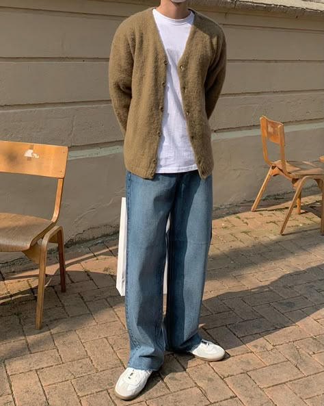 Men’s Cardigan Aesthetic, Guys In Cardigans, Guy Cardigan Outfits, 90s Fall Fashion Men, Mens Cardigan Outfit Streetwear, Brown Cardigan Outfit Men, Fall Male Outfits, Cardigan Outfit Men Street Styles, Male Cardigan Outfit