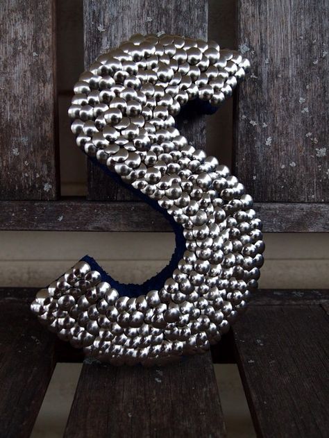 18 Beautiful Things to Make with Thumb Tacks Thumbtack Art, Diy Monogram Letters, Thumb Tack, Styrofoam Crafts, Restoration Hardware Inspired, Pinterest Challenge, Diy Monogram, Diy Letters, Things To Make