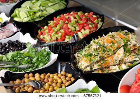 Catering food at a wedding. Salad buffet Fancy Salad, Ideas Para Catering, Wedding Reception Food Buffet, Potluck Themes, Healthy Potluck, Work Potluck, Salad Buffet, Fancy Salads, Potluck Dinner