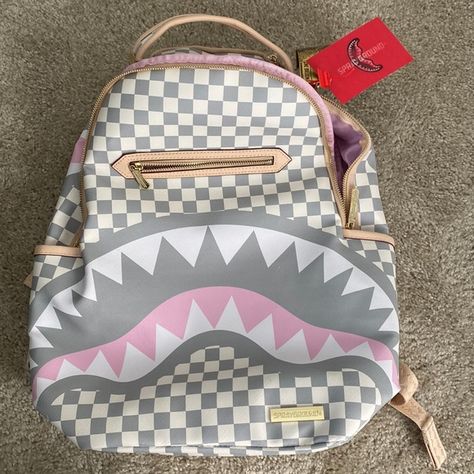 Spray ground Book bag Pretty Backpacks, Cute Backpacks For School, Spray Ground, Pretty School Supplies, Stylish School Bags, School Bag Essentials, School Bookbags, Handbag Essentials, Back To School Backpacks