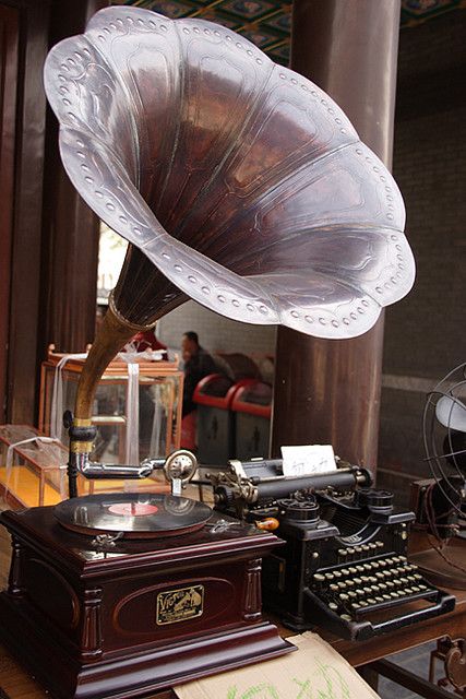 gramaphone and typewritter Vintage Gramophone, Great Gatsby Party, Good Night Friends, Jukeboxes, Music Boxes, Record Players, Vintage Typewriters, Vintage Records, Vintage Radio