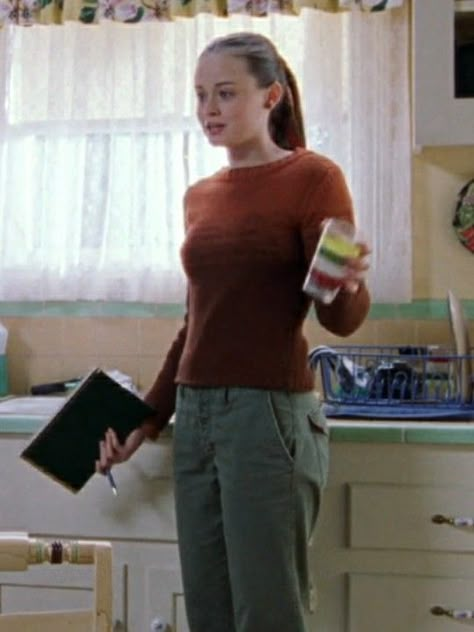 Rory Gilmore Orange Sweater, Rainy Day 90s Outfit, Rory Gilmore Outfit Ideas, Lorlie Gilmore Outfits, Rory Gilmore Fall Outfits, Rory Gilmore Outfits Season 1, Rory Fits, Rory Outfits, Lorelai Gilmore Outfits