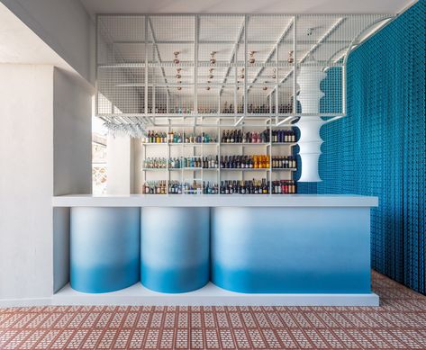 Cocktail bar “suspended between sea and sky” draws upon nearby ocean Gradient Interior Design, Sperlonga Italy, Cortina Wave, Small Bathroom Wallpaper, Veuve Cliquot, Vincenzo De Cotiis, Italy Architecture, Blue Bar, Blue Cocktails