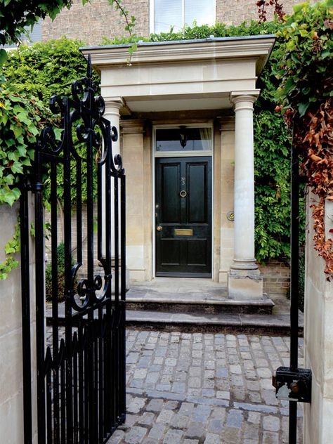 Wiltshire doorway. Photo: Robert Sanderson, November 2011 issue of Period Living. For the brass door furniture click below: https://www.priorsrec.co.uk/door-furniture/door-knockers/brass-door-knockers/c-p-0-0-3-24-25 Georgian Front Door, Uk Door, Elevation Details, Exterior Home Renovation, Renovation Exterior, Georgian Doors, Period Living, Georgian Townhouse, Building A Porch