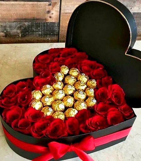 Heart Shaped Chocolate Box, Candy Bouquet Diy, Rosen Box, Fresh Cut Roses, Heart Shaped Chocolate, Valentines Day Chocolates, Cadeau Parents, Bridal Gift Wrapping Ideas, Flower Box Gift