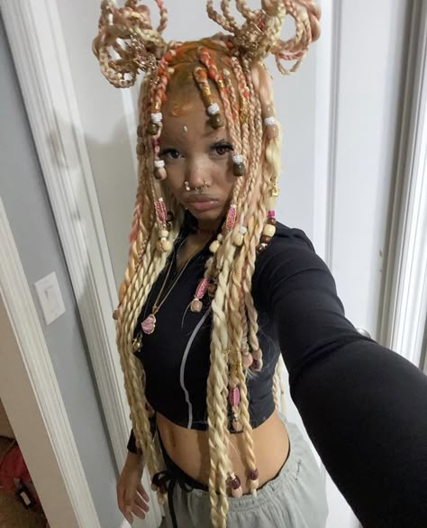 Light Skin Hairstyles Braids, Jaded Braids With Bangs, Kawaii Braids, Grunge Braids, Y2k Haircut, Jaded Braids, Jade Braids, Emo Haircut, Oc Hairstyles