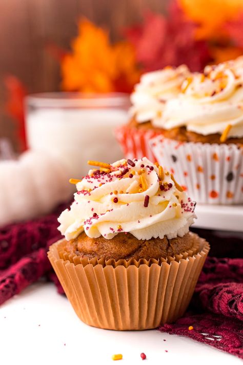 Pumpkin Kahlua Cupcakes are wweet and moist pumpkin cupcakes topped with a light and fluffy Kahlua whipped frosting! Kahlua Cupcakes, Pumpkin Dump Cake Recipe, Spice Cake Mix And Pumpkin, Pumpkin Cupcake Recipes, Cake Mix Cupcakes, Pumpkin Pie Cupcakes, Cheesecake Frosting, Dump Cake Pumpkin, Whipped Frosting