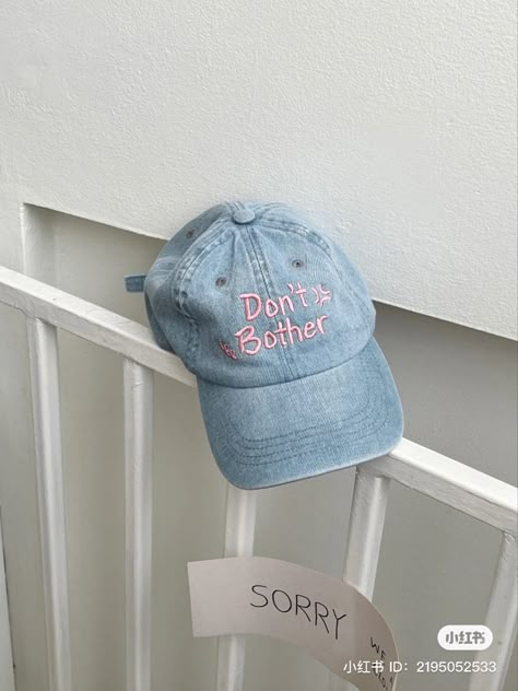 Trendy Caps, Bucket Hat Summer, Funky Glasses, Hat Aesthetic, Emotional Photography, Valentines Flowers, Silly Pictures, Powerpuff Girls, Girl With Hat