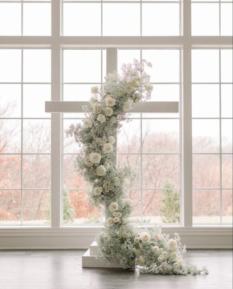 Wedding Flowers Pillars, Wedding Altar Ideas Indoor Ceremony Arch, 2024 Wedding Floral Trends, Flower Cross Wedding, Floral Columns, Elopement Decor, Outside Wedding Ceremonies, Outdoor Tent Wedding, Wedding Archway