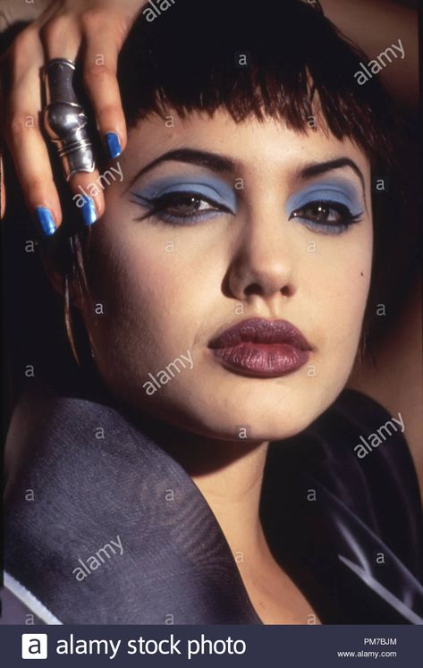 Hackers Angelina Jolie, Hackers 1995, Vivienne Marcheline Jolie Pitt, Y2k Futurism, Angelina Jolie 90s, Angelina Jolie Movies, Angelina Jolie Photos, 90s Makeup, Dark Lipstick