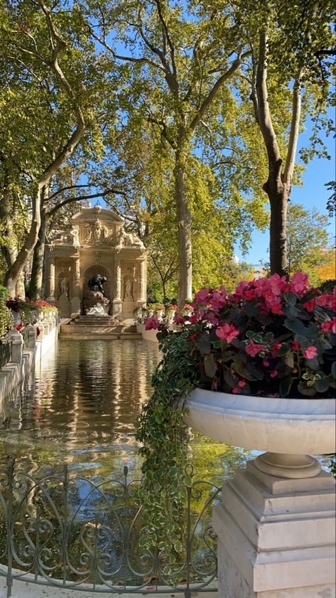 Spring In Paris Aesthetic, Garden In Paris, Paris Spring Aesthetic, Aesthetic Places In Paris, Paris Countryside Aesthetic, Aesthetic Places To Visit In Paris, France In Spring, Paris Nature Aesthetic, Vintage Paris Aesthetic