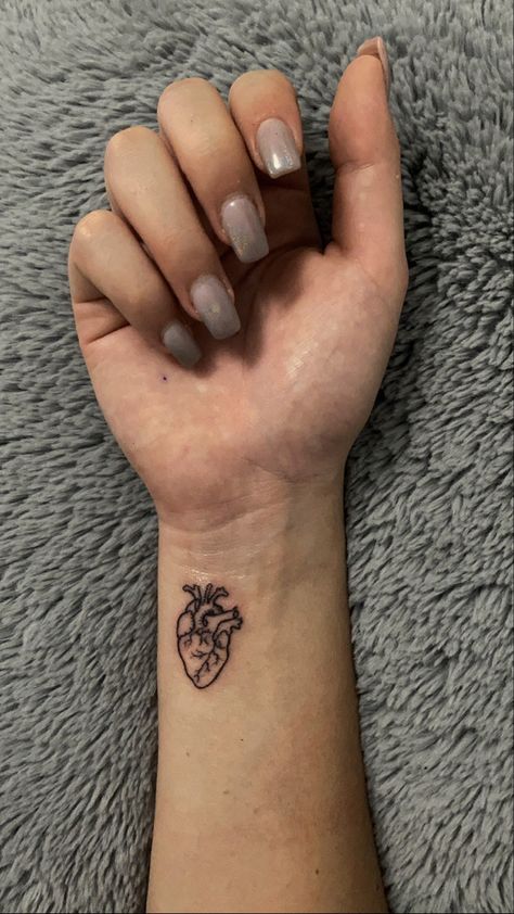 Tatuaggio cuore anatomico sul polso Tiny Realistic Heart Tattoo, Cardiology Tattoo Ideas, Tiny Anatomical Heart Tattoo, Heart On Arm Tattoo, Actual Heart Tattoo, Heart Defect Tattoo, Atomically Heart Tattoo, Heart Condition Tattoo, Organ Heart Tattoo