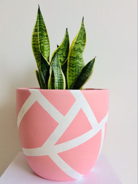 Design For Flower Pots, Diy Pot Design, Paintings On Flower Pots, Big Plant Pot Painting Ideas, Painting For Pots, Design For Pot Painting, Flower Pots Ideas Painted, Plant Pot Art Ideas, Cute Plant Pots Diy