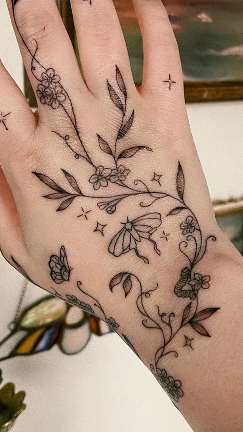 Delicate Flower Tattoo, Gothic Tattoo, Bad Tattoos, Cute Tattoos For Women, Subtle Tattoos, Aesthetic Tattoo, Tattoo Life, Fashion 2024, Creative Tattoos