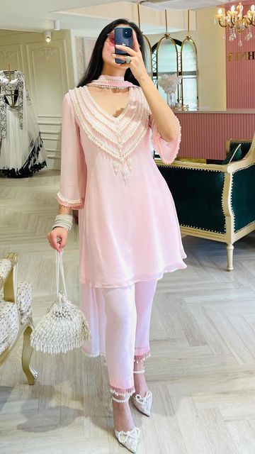 Trendy Outfits Indian Fashion Styles, Latest Suit Designs, One Set Outfit, Indian Dress Up, Trendy Outfits Indian, Simple Style Outfits, Casual Indian Fashion, Pakistani Fancy Dresses, Fancy Dresses Long