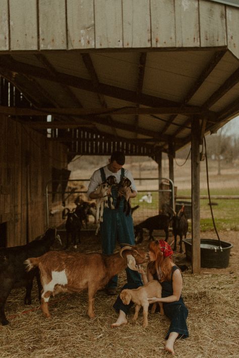 Farm Life Pictures, Couple Dream House, Farm Family Asethic, Farm Life House, Farm Aesthetic Country Living Family, Farmers Son Aesthetic, Farm Asthetic Pics, Small Farm Asthetic, Country Lifestyle Farm Life Family