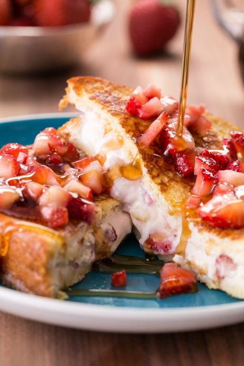 Strawberry Cheesecake Stuffed French Toast Cheesecake Stuffed French Toast, تشيز كيك بالفراولة, Breakfast Toasts, Morning Meals, Stuffed French Toast, Strawberry Season, Makanan Diet, Breakfast Menu, Strawberry Fields