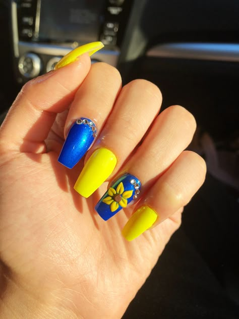 Navy Blue And Yellow Nails Design, Blue And Yellow Nail Art Designs, Blue And Yellow Spring Nails, Sunflower Nails Blue, Blue And Sunflower Nails, Nail Designs Yellow And Blue, Blue Nails With Sunflower Design, Blue And Yellow Nail Art, Blue And Yellow Summer Nails