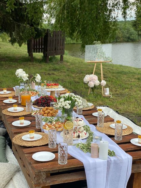 Garden Dinner Table Setting, Classy Picnic Party, Birthday Dinner Ideas Outside, Fancy Picnic Party, Picnic Brunch Ideas Table Settings, Simple Birthday Table Set Up At Home, Bachelorette Party Table Set Up, 26th Birthday Party Ideas, Outdoor Brunch Table Setting