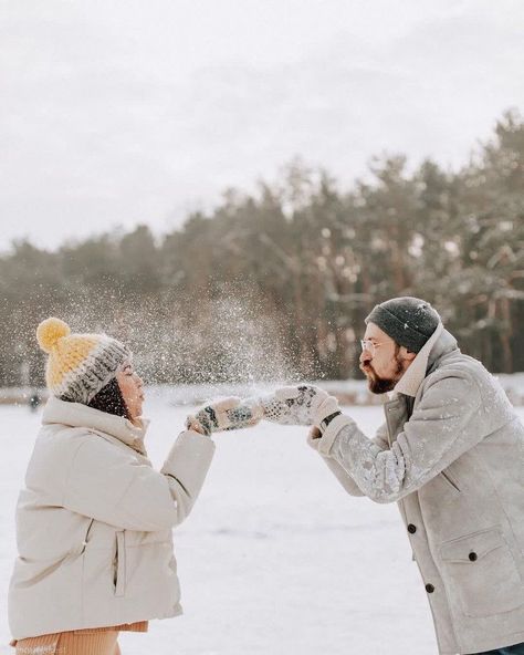 Snow Couple Photoshoot Photo Ideas, Snow Family Pictures, Winter Couple Pictures, Winter Family Photoshoot, Couple Photography Winter, Winter Engagement Photos Outfits, Snow Photoshoot, Winter Portraits, Honeymoon Photos