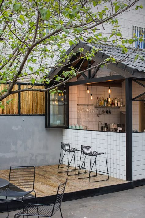 Qiyun Boutique Hotel,Courtyard. Image © Ripei Qiu Backyard Cafe, Courtyard Cafe, Coffee House Design, Coffee Shop Concept, Diy Picnic Table, Mini Cafe, Outdoor Grill Station, Backyard Seating Area, Unique Cafe