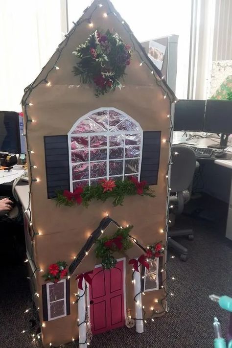 50+ Easy DIY Cubicle Christmas Decorations to Decorate Like a Boss - Holidappy Work Cubicle Christmas Decor Ideas, Christmas Cubicle Decorations Contest, Cubicle Christmas Decorations Contest, Christmas Cube Decorations, Office Xmas Decorations, Diy Cubicle, Christmas Desk Decorations, Christmas Cubicle, Cubicle Decorations