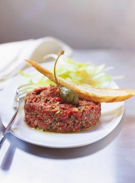 Recette de tartare de boeuf classique de Ricardo. Recette rapide d'entrée à la viande crue, cuisine du monde. Dans un bol, mélanger la vinaigrette, le boeuf haché, l'échalote, le jaune d'oeuf et le persil. Carpaccio Recipe, How To Prepare Steak, Tartare Recipe, Endive Salad, Beef Carpaccio, Beef Steak Recipes, Steak Tartare, Chicken Steak, Food Projects