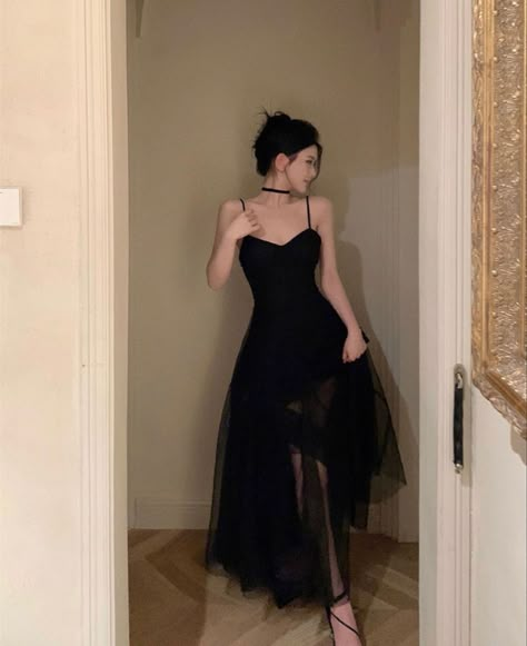 Black Hair Prom Dress, Vestidos Elegantes Aesthetic, Graduation Dress Simple, Grunge Dress Formal, Simple Black Prom Dress, Grunge Prom Dress, Black Tulle Prom Dress, Black Dress Elegant, Tea Length Prom Dress