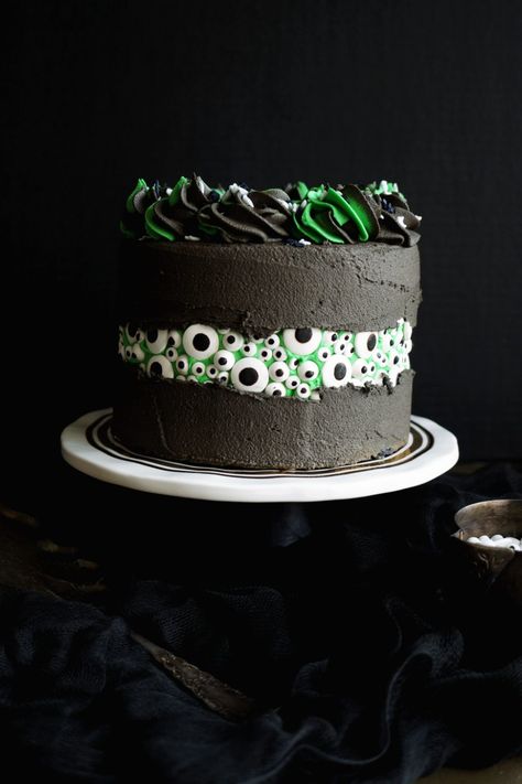 Green Velvet Cake, Eyeball Halloween, Fault Line Cake, Black Frosting, Black Food Coloring, Spooky Halloween Treats, Candy Eyeballs, Vegan Candies, Cake Layers