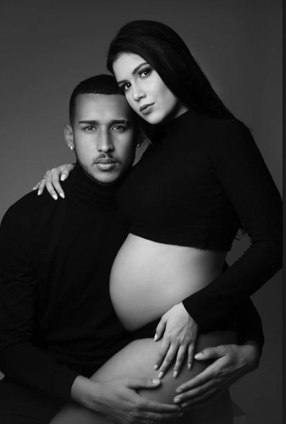 Couple Maternity Poses, Maternity Shoot Outfit, Studio Maternity Shoot, Maternity Studio Photoshoot, Studio Maternity Photos, Shooting Couple, Cute Pregnancy Pictures, Maternity Photo Outfits, Maternity Photography Poses Couple