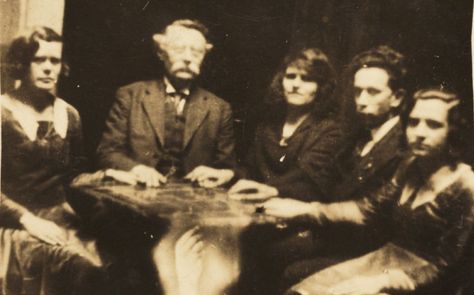 Think this is what seances look like? Think again. Spiritualist Movement, Vintage Bizarre, Spirit Photography, Vintage Halloween Photos, Weird Vintage, Creepy Vintage, Creepy Photos, Real Ghosts, Ghost Pictures