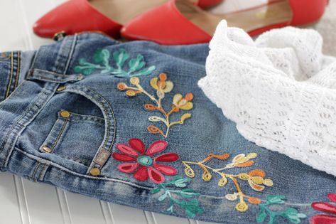 Create a trendy pair of embroidered jeans with some embroidered fabric and some iron-on adhesive paper. Thread Work On Jeans, Embroidery For Jeans, Sewing Bottoms, Embroidery Jeans Outfit, Embroidery On Jeans, Embroidered Jeans Diy, Renegade Seamstress, Iron On Ideas, Creative Stitching